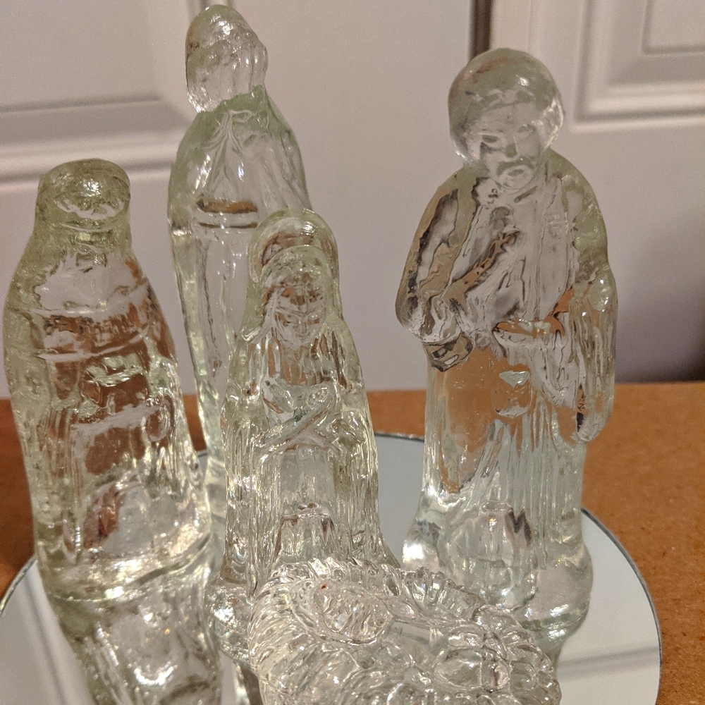 Glass Nativity Set on Mirrored Surface 6 Pieces